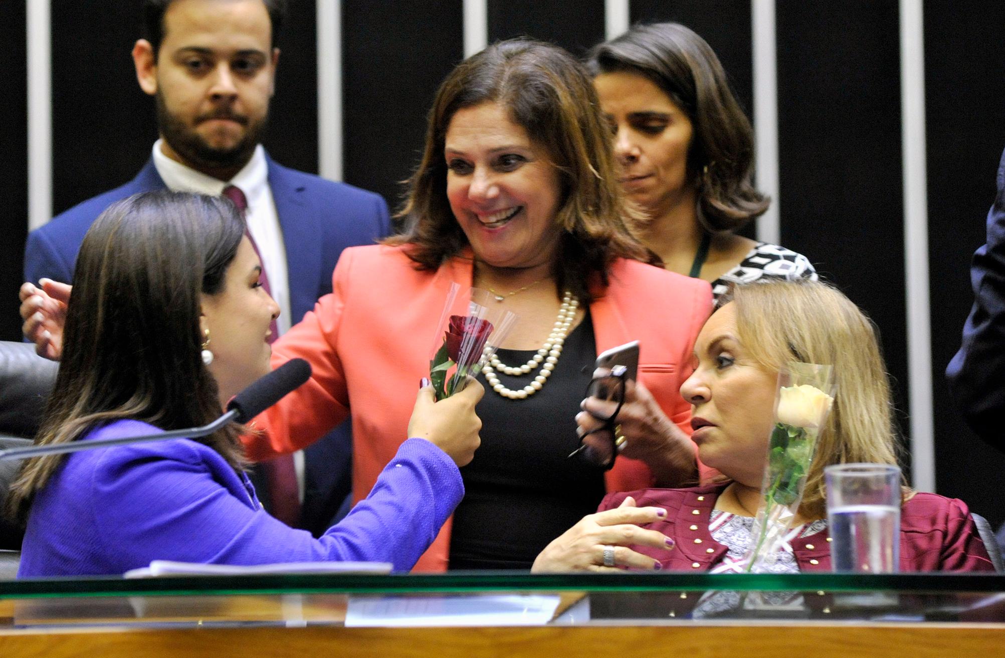 Na Semana da Mulher, Câmara aprova seis projetos da pauta feminina